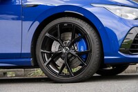 ブラックフィニッシュのアルミホイールが足元を引き締める。