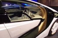 車内と車外がつながっているように見えるドアガラスが特徴的。