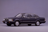 1987年に登場した「日産セドリック」(Y31)のセダン。サイドウィンドウは6ライトだったが、1991年のマイナーチェンジで一般的な4ライトとなりCピラーが太くなった。