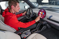 中央の大型メーターは有機ELタッチスクリーンに。ヘッドアップディスプレイはオプション設定となる。