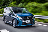 「セレナe-POWERルキシオン」の走行シーン。e-POWERで使用頻度の高い2000rpm付近の燃焼効率を高めたほか、高剛性ブロックやバランサーシャフト追加、フレキシブルフライホイールなどの採用で振動騒音対策も徹底させたという。