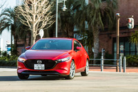 ディーゼル車では、高回転域のエンジントルクを向上。アクセル開度に応じて、ドライバーの期待通りに加速する応答性を実現した。