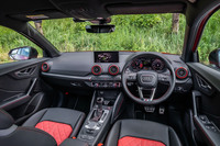 ステアリングホイールとシフトセレクターのデザインがリニューアルされたものの、インストゥルメントパネルまわりの基本デザインは、従来型を踏襲。レッドのリングがあしらわれたエアコンの吹き出し口は、26万円のオプションとなる「SQ2インテリアデザインパッケージ」に含まれるアイテム。