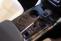 底面が浮き上がるカップホルダーは、インテリアの特徴的な装備のひとつ。