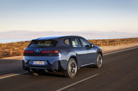 新型「iX3 50 xDrive」の0-100km/h加速は4.9秒、最高速度は210km/hと発表されている。