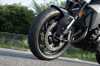 タイヤサイズは前が120/70ZR17、後ろが180/55ZR17。ダンロップのスポーツラジアルタイヤ「スポーツマックス ロードスポーツ2」が装着される。