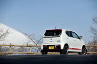 ボディーカラーは「パールホワイト」「ブルーイッシュブラックパール3」「ピュアレッド」の3色。ピュアレッドを選択した場合、デカールの色はブラックとなる。