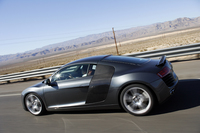 ドア後方の「サイドブレード」は通常、塗装色とコーディネートされたカラーになるが、オプションでカーボン仕様も選ぶことができる。