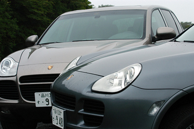 【スペック】カイエンターボ(奥):全長×全幅×全高=4782×1928×1699mm/ホイールベース=2855mm/車重=2355kg/駆動方式=4WD/4.5リッターV8ターボインタークーラー付き(450ps/6000rpm、63.2kgm/2250-4750rpm)/車両本体価格=1250.0万円(テスト車=1360.0万円)