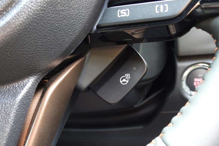 スバル・フォレスター スポーツEX(ステアリングヒーターのスイッチ)