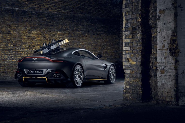 オプションのスキーとスキーラックをルーフに積載した「ヴァンテージ007エディション」。