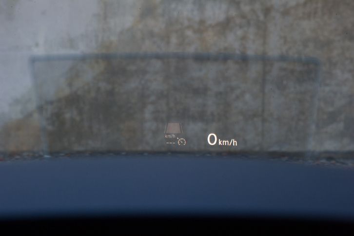 これも「アドバンス」のみの装備であるヘッドアップディスプレイ。フロントウィンドウではなく、専用のスクリーンに画像を投影するタイプとなっている。