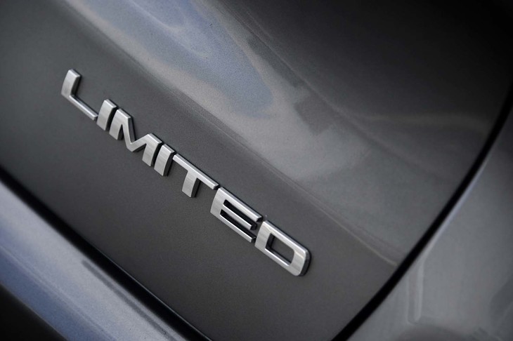 今回試乗したのは、最上級グレードの4WD車「リミテッド」(435万円)。ほかに、FF車のエントリーグレード「スポーツ」(346万円)、その装備を充実させた「ロンジチュード」(385万円)がラインナップされる。