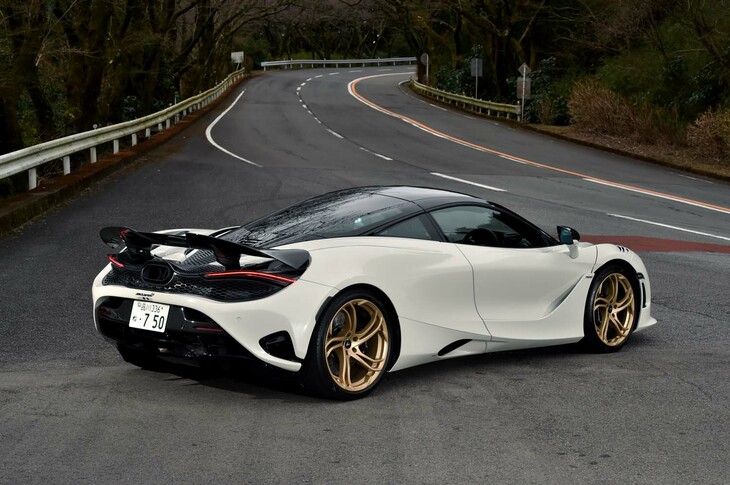 【マクラーレン750Sのスペック】
	ボディーサイズ:全長×全幅×全高=4569×1930×1196mm/ホイールベース:2670mm/車重:1277kg(乾燥重量)/1389kg(DIN)/駆動方式:MR/エンジン:4リッターV8 DOHC 32バルブ ツインターボ/トランスミッション:7段AT/最高出力:750PS(552kW)/7500rpm/最大トルク:800N・m(81.6kgf・m)/5500rpm/タイヤ:(前)245/35ZR19 93Y XL/(後)305/30ZR20 103Y XL(ピレリPゼロ)/燃費:12.2リッター/100km(約8.2km/リッター 欧州複合モード)/価格:3930万円
	
	【取材時の燃費データ】
	テスト距離:255.5km(市街地1:高速道路8:山岳路1)/使用燃料:41.7リッター(ハイオクガソリン)/参考燃費:6.1km/リッター(満タン法)/7.5km/リッター(車載燃費計計測値)