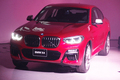 新型「BMW X4」の発表会場から