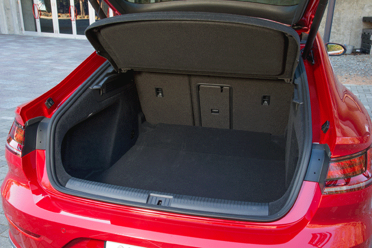 荷室容量は5人乗車時で563リッター、後席を倒した状態で1557リッターとなっている。(写真をクリックすると、シートの倒れる様子が見られます)