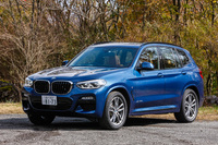 モダンでラグジュアリーな雰囲気にまとめられたエクステリア。ボディーカラーはファイトニック・ブルー。