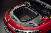 BEV仕様にはメルセデス車としては1930年代のW23以来となるフロントのラゲッジルーム(101リッター)が備わっている。