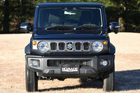 外観における特徴といえば、やはりこのフロントグリル。そのキラキラぶりに、先代「ジムニー」の特別仕様車「ワイルドウィンド」「ランドベンチャー」を、ふと思い出してしまった。