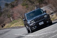 乗り心地ははっきりと硬い「レネゲード リミテッド」だが、昔ながらの典型的な欧州車テイストと表現することもできる。