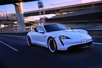 ドライブモードは「ノーマル」「スポーツ」「スポーツ+」「インディビジュアル」にエネルギー効率重視の「レンジ」を加えた4種類。レンジモードでは最高速が130km/hに制限される。