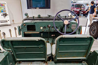 運転に必要なもののみが配された、シンプルなダッシュボードまわり。「BJ型」では副変速機が搭載されない代わりに、4段マニュアルトランスミッションの1速が非常に低いギア比となっていた。