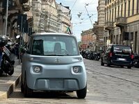 「シトロエン・アミ100%エレクトリック」のフロントビュー。2024年4月ミラノで。