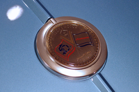 光岡自動車の創業50周年をデザインに盛り込んだバッジ。この意匠も「シボレー・コルベット」のエンブレムを思わせる。