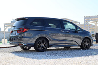 ボディーサイズは全長×全幅×全高=4860×1820×1695mm。意匠変更によりノーズが突き出たため、従来型に対して全長が5mmだけ長くなった。