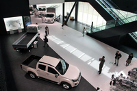 「『運ぶ』を支えるいすゞ」をテーマに掲げた、ミュージアムエリア1階部分。手前のピックアップトラック「D-MAX」など海外生産車を含めた最新モデルが展示され、一部車両は運転席に乗り込むことも可能。