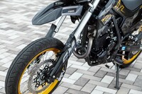 フロントの足まわりはベース車とは大きく異なり、サスペンションにはインナーチューブ径37mmの倒立フォークを採用。ホイールトラベルは204mmである。ブレーキはφ300mmの大径セミフローティングペタルディスクとツインピストンキャリパーの組み合わせだ。