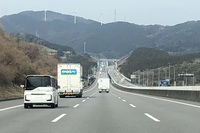 新東名は3車線なので、交通量にも余裕がある。3車線化の完成直後に新東名を走行した際は、「まさに日本のアウトバーンの出現だ!」とコーフンした。今回の関西往復ワンタンク1000kmチャレンジでも、もちろんコーフンしました!