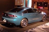 4ドアクーペ風のリアビュー。テールランプはライオンの爪痕をモチーフにデザインされている。