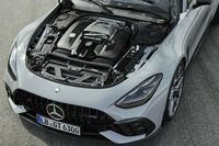 メルセデスAMGやBMWのMなど、プレミアムブランドのハイパフォーマンスカーにはバランスどりされた手組みのエンジンを採用するケースが多い。写真は「メルセデスAMG GT63 PRO 4MATIC+」で、エンジンカバーには、このエンジンを組み立てた職人のネーム入りプレートが装着されている。