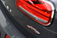 観音開きとなる右側のリアゲートに備わる「John Cooper Works」のエンブレム。リアコンビネーションランプは、今回のマイナーチェンジで英国国旗をモチーフとしたユニオンジャックデザインに変更された。