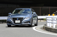 TNGAに基づくプラットフォームの採用によってパワートレインの配置をより低めたほか、フードフェンダーをアルミ化するなどして軽量化も果たした。走りは欧州プレミアムセダンがライバルだという。