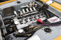 KPGC10が積んでいる、ワークス放出とおぼしきドライサンプ仕様のS20型エンジン。手前の黒い箱が11~12リッター入りのオイルタンク。現状のインジェクションは、もともと装着されていたルーカスの機械式インジェクションのインマニと現代の電子制御ユニットのハイブリッドシステム。