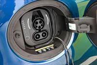 「フィアット500e」は、普通充電に加えてCHAdeMOの急速充電にも対応。ただし使用には専用のアダプターが必要となる。