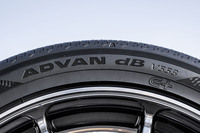 「アドバンdB V553」のサイドウォールには、横浜ゴムが展開する電動車対応商品であることを表す独自マーク「E+」が刻まれている。