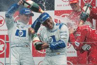 2003年のカナダGPにて、表彰台で互いを祝福するラルフ・シューマッハー(左)とファン・パブロ・モントーヤ(右)。ウィリアムズはフェラーリ、マクラーレンとタイトル争いを繰り広げ、ランキング2位でシーズンを終えた。