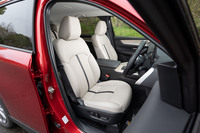 「Lパッケージ」に装備されるレザーシート。フロントには運転席:10way、助手席:8wayの電動調整機構(運転席はメモリー機能付き)や、シートヒーターが備わっている。