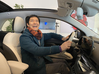 各部の質感は従来のフィアット車とは別次元である(撮影のためマスクを外しています)。