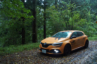 碓氷峠に続く峠道でのカット。この日はあいにく雨が降ったりやんだりの天候で、ワインディングロードはほぼウエット状態だった。おかげで「メガーヌR.S.ウルティム」が有する高いシャシー性能を実感することができた。