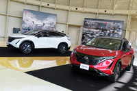 ビジターセンターに展示された新型EV「アリア」。栃木工場の新しいラインでは、同車の生産が行われる。