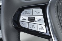 ストップ&ゴー機能付きのアダプティブクルーズコントロールとステアリングアシスト機能はステアリングスポークの「MODE」ボタンを押すだけで一発起動する。
