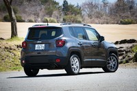 「リミテッド」の最低地上高は170mm。4WDモデルの「トレイルホーク」では210mmまで引き上げられる。