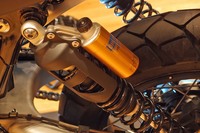 リアサスペンションは、「スクランブラー1200 XC」「同XE」ともにオーリンズと共同開発したツインショック。この協力は、今回が初の試みとのこと。