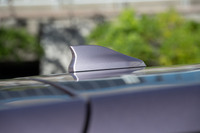 日本市場向けに1550mmの全高を実現するため、他の仕向け地(全高1570mm)とは異なる形状のシャークフィンアンテナを装着している。