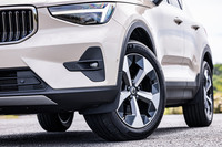 「XC40ウルトラB4 AWD」では、ダイアモンドカット/マットグラファイトの「19インチ5Yスポーク」ホイールが標準装備となり、今回の試乗車は235/50R19サイズの「ミシュランeプライマシー」タイヤが組み合わされていた。