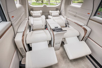 後席をフルフラットにした様子。シート表皮にはレクサスの最高級本革「L-ANILINE」が用いられている。内装色は「ソリスホワイト」(写真)と「ブラック」から選択が可能。アームレストやオットマンにもヒーターを内蔵している。